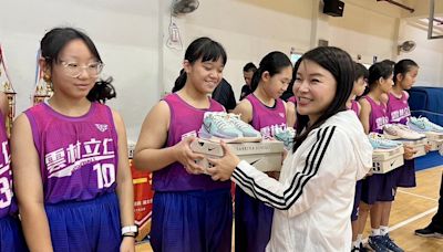 U12女籃雲林兩隊出頭天 張嘉郡贈最夯球鞋勉勵小將勇敢逐夢 | 蕃新聞