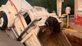 Camión de carga es ‘tragado’ por socavón que se formó en León, Guanajuato
