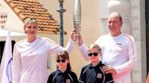 Príncipe de Mônaco participa de cerimônia da tocha olímpica com a família