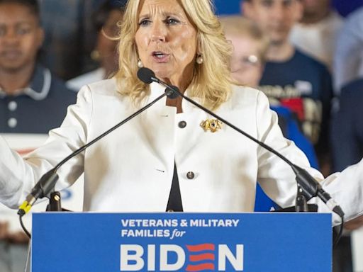 Jill Biden reacciona a la renuncia de su marido con un emoticono de dos corazones