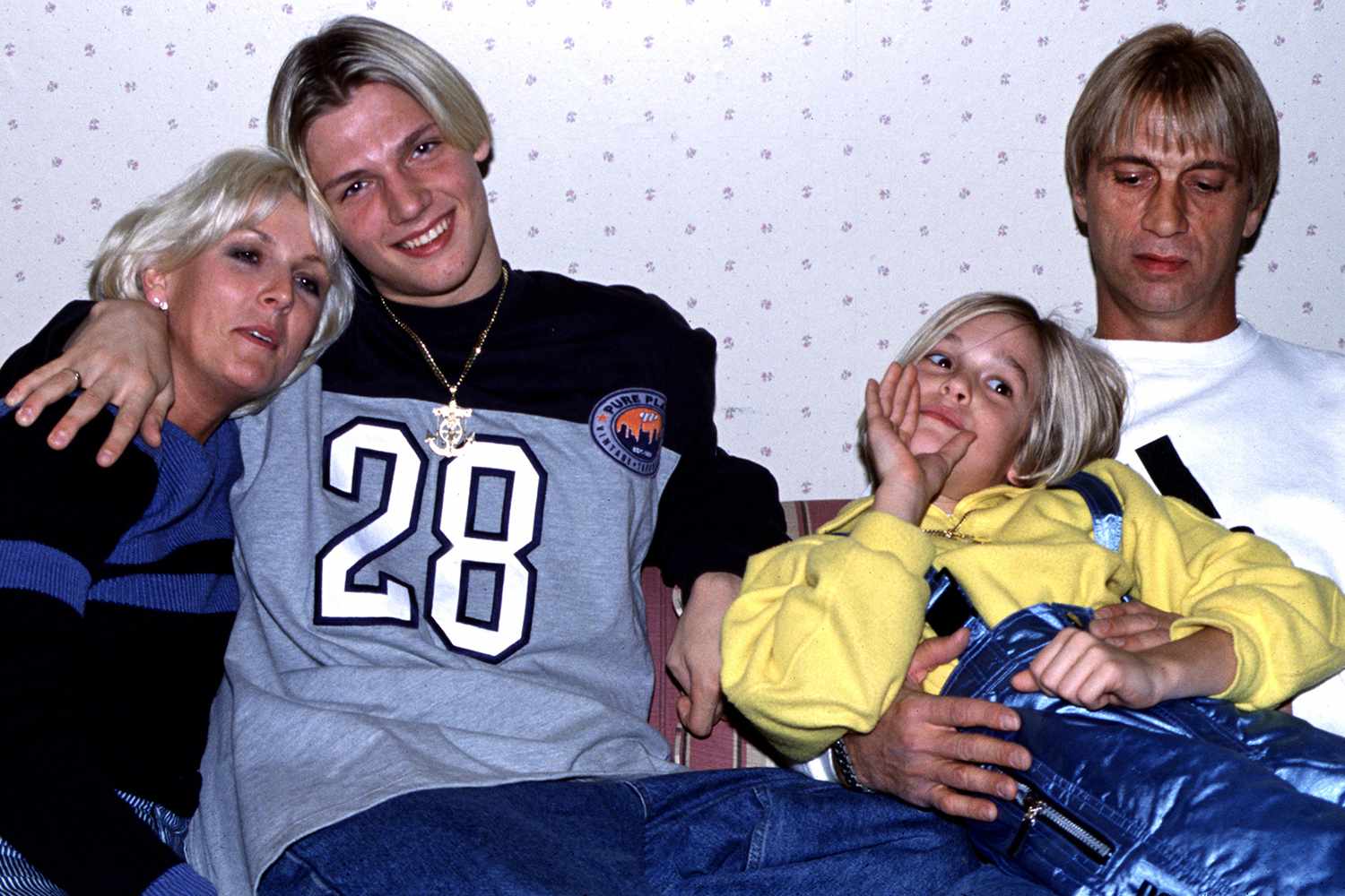 Nick and Aaron Carter's Friend Reveals How Mom Jane Tried to 'Divide' Her Sons After Leslie's Death: 'He Doesn't Love...