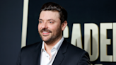 Watch Chris Young Help Pregnant Fan With Gender Reveal On Stage | iHeartCountry Radio