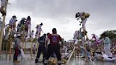 Se caen 20 integrantes de la danza de Los Zancudos en Guelaguetza