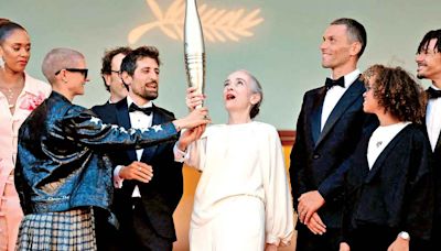 Una llama digna del séptimo arte; antorcha de París 2024 desfila por la alfombra de Cannes
