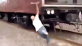 VIDEO: Hombre intenta subirse a locomotora 'La Emperatriz' y se cae