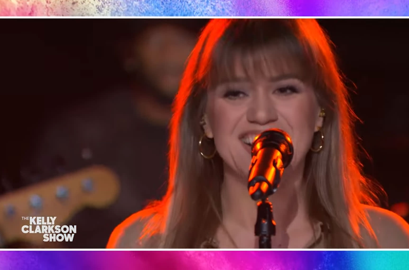 Watch Kelly Clarkson Go Down in a ‘Blaze of Glory’ as She Botches the Lyrics in Front of Bon Jovi