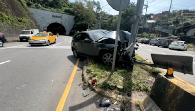 疑出隧道陽光刺眼肇禍 BMW猛撞分隔島車頭全爛