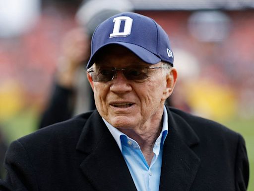 Cowboys' Jerry Jones defends GM record, role as contract drama boils