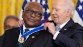 Biden awards the Presidential Medal of Freedom to 19 politicians, activists, athletes and others