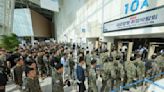 才入伍半個月！南韓陸軍新兵接受「軍紀訓練」 被罰跑操場操到昏迷不治 | 中天新聞網