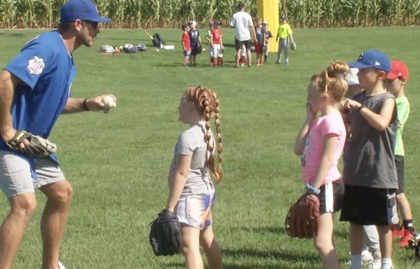 Former MLB players hold clinic for kids at “Field of Dreams” movie site