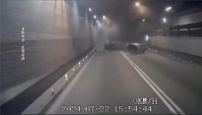 高雄過港隧道鼓風機遭撞落 橫躺車道交通一度受阻