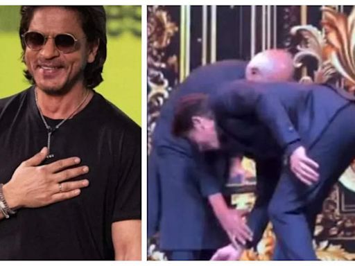 Shah Rukh Khan touches Mani Ratnam's feet and wins the internet with his humility | - Times of India