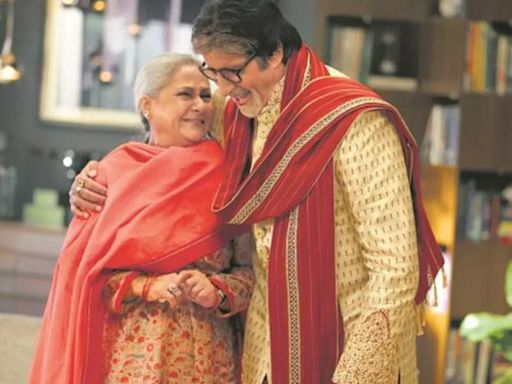 Jaya Bachchan teases Amitabh Bachchan on sending flowers: "Vaise aaj tak mujhe kabhi nahi mila" | Hindi Movie News - Times of India