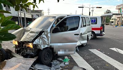 嘉義東石小貨車與休旅車相撞 釀1死3傷