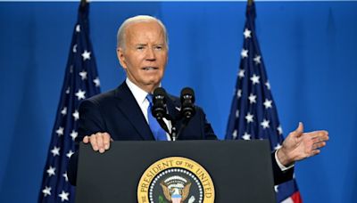 Face à la presse, un Biden batailleur et gaffeur