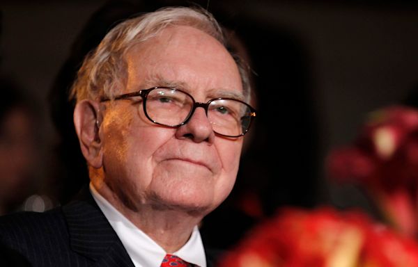 Warren Buffett's selling stocks like Apple as he sees trouble ahead — but he'll spend if markets crash: elite strategist