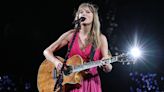 Taylor Swift finds out why wireless in-ear and guitar packs shouldn’t touch – in the middle of a stadium show