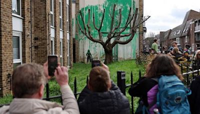 Arte; la última obra maestra de Banksy: un mural con un árbol mutilado