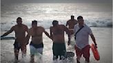 Detienen a turistas por meterse a playas de Mazatlán con alto oleaje