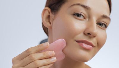 Aprende a usar la «Gua Sha» para hacerte un masaje facial