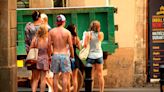 "Tourists go home": España clama contra el turismo basura de garrafa