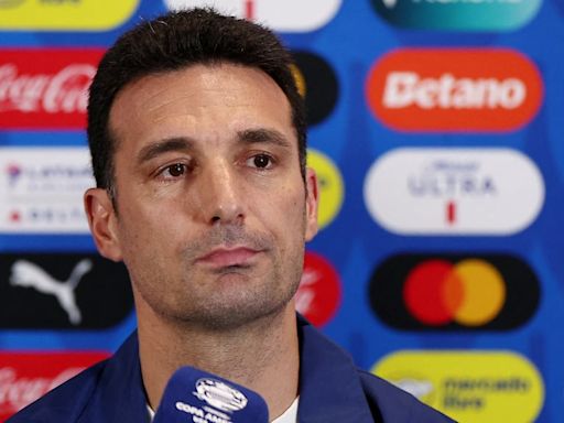 De cuándo es la camiseta con el “13″ que usó Lionel Scaloni en la conferencia de prensa