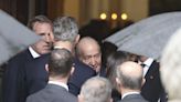 Las imágenes del reencuentro de los reyes Felipe y Letizia con don Juan Carlos en el funeral por Fernando Gómez-Acebo