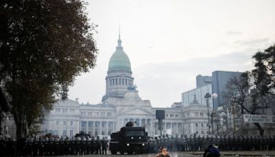 Gobierno argentino culpa al kirchnerismo por desmanes en el Congreso y Fiscalía acusaría a responsables de “sedición” - La Tercera