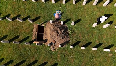 Tausende bosnische Muslime gedenken des Massakers von Srebrenica