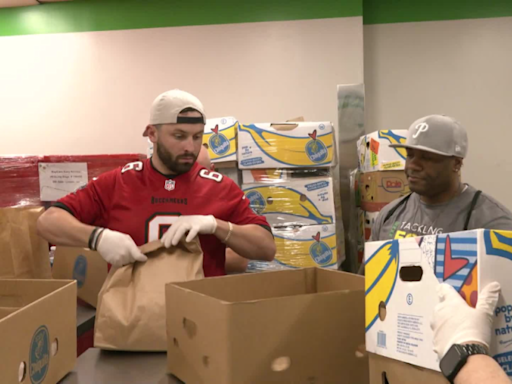 Baker Mayfield helps volunteer with Fifth Third Bank at Feeding Tampa Bay