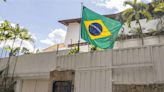 ¿Por qué la bandera de Brasil ondea en la embajada de Argentina en Venezuela? | Teletica