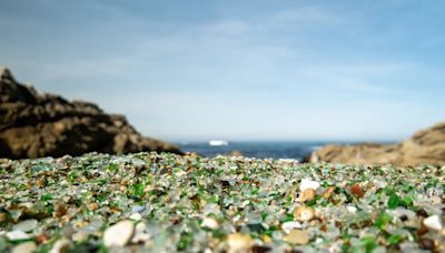 La impresionante playa de cristales de colores que es una de las más bonitas de Galicia: nació a partir de un vertedero