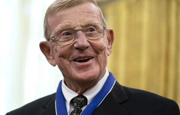 Notre Dame Legend Lou Holtz Revealed Why He Thinks Fighting Irish Are "A Great Team" This Year