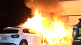 Varios autos son destruidos por el fuego en vecindario de Miami