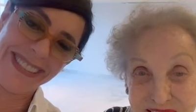 Christiane Torloni curte noite de teatro com a mãe, de 95 anos; vídeo