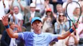 À Roland-Garros, Alex De Minaur bat Daniil Medvedev et ce fan n’y est pas pour rien