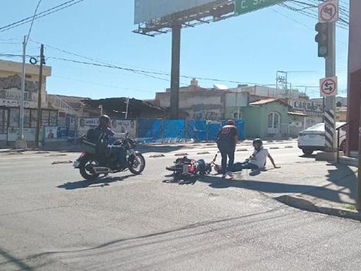 Se dio a la fuga tras pasarse en rojo y chocar a motociclista