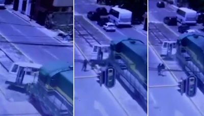 Este fue el momento exacto en que un tren embistió a un camión de pasajeros en Tlalnepantla