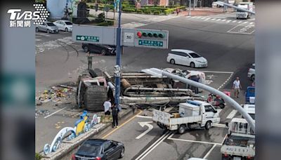 台中清水嚴重翻車！水泥車疑煞車失靈下坡連撞 5人傷勢曝