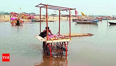 Water level of twin rivers rising, flood preparation underway in Prayagraj | Allahabad News - Times of India