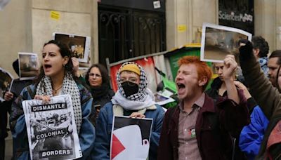 Estudantes de universidade em Paris aderem aos atos pró-Palestina, e instituição na Califórnia cancela formatura por 'medida de segurança'