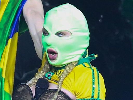 Com camiseta e bandeira do Brasil, Madonna volta a ensaiar em Copacabana