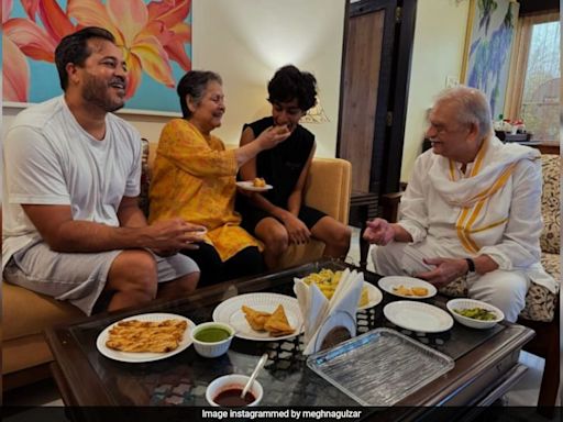 A Rare Fam-Jam Pic Of Gulzar And Rakhee, Shared By Daughter Meghna Gulzar