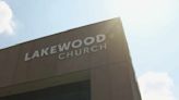 Habilitan la megaiglesia Lakewood como un centro de enfriamiento en el área de Houston