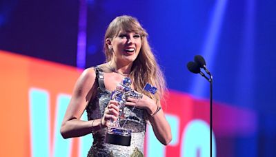 Travis Kelce reacts to Taylor Swift praising him during VMAs speech