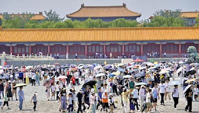 廣場上站滿研學團 暑期旅遊博物館一票難求 - 話題觀察