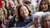 Carmen Romero, exmujer de Felipe González, presente en la manifestación de Ferraz en apoyo a Pedro Sánchez