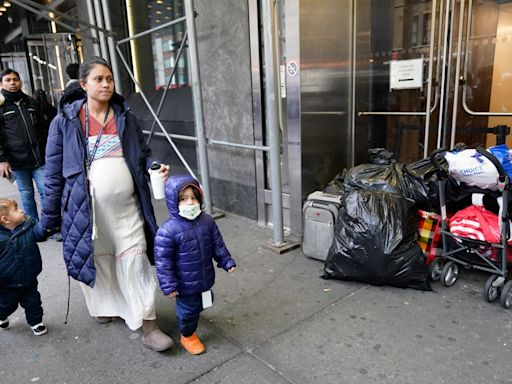 Medida que impone límite de 60 días de estadía para inmigrantes en NYC en refugios fue "desordenada", según auditoría - El Diario NY