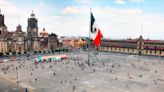 Xóchitl pide a AMLO mantener la Bandera en el Zócalo durante la Marea Rosa